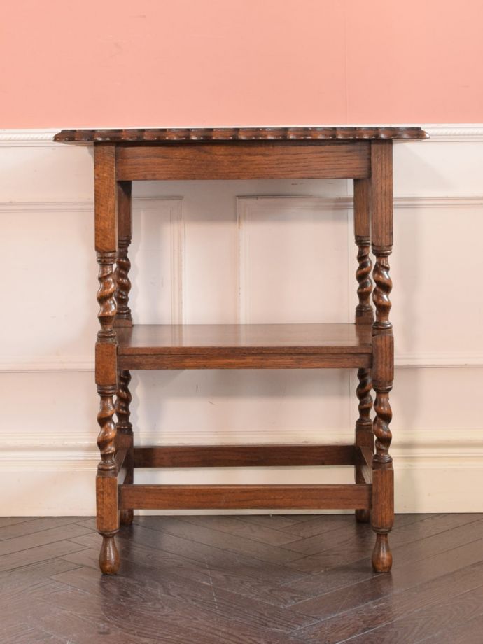 オケージョナルテーブルの後ろ姿