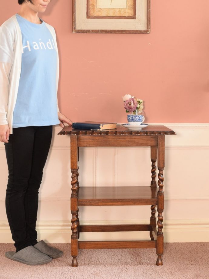 美しいアンティークのテーブル