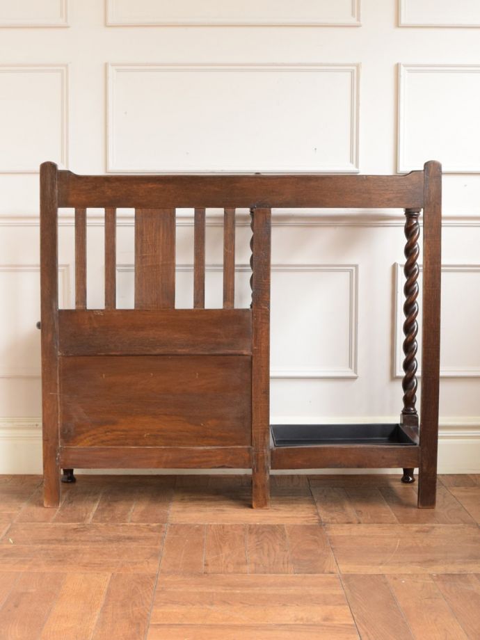 傘立ての後ろ姿