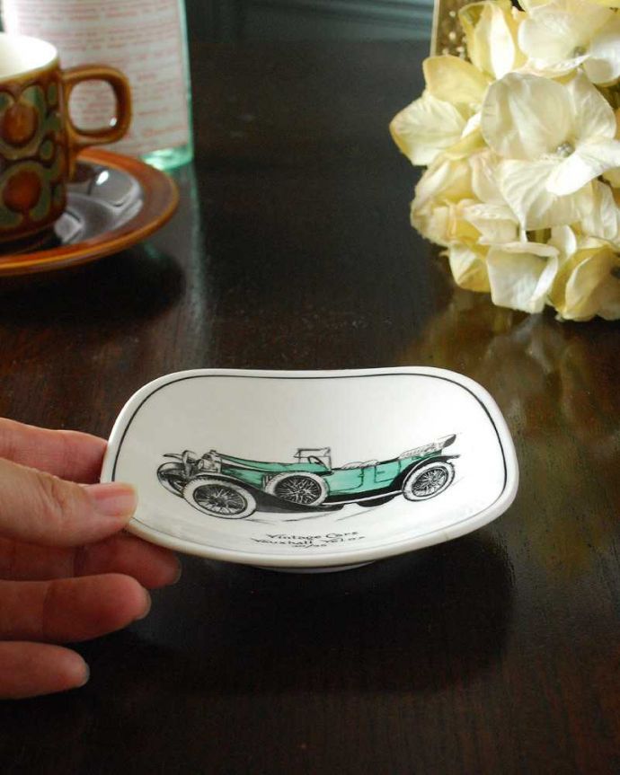 アンティーク 陶磁器の雑貨　アンティーク雑貨　グレイズポタリーのイギリスで見つけたアンティークピンディッシュ（VINTAGE CAR）。飾って使って楽しむアンティーク実用的に一番使いやすいサイズ。(k-2949-z)
