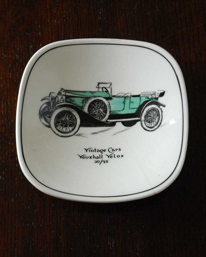 アンティーク 陶磁器の雑貨　アンティーク雑貨　グレイズポタリーのイギリスで見つけたアンティークピンディッシュ（VINTAGE CAR）。上から見るとこんな感じです状態のいいものだけを選んでいますが、アンティークなのでキズや欠けがある場合があります。(k-2949-z)