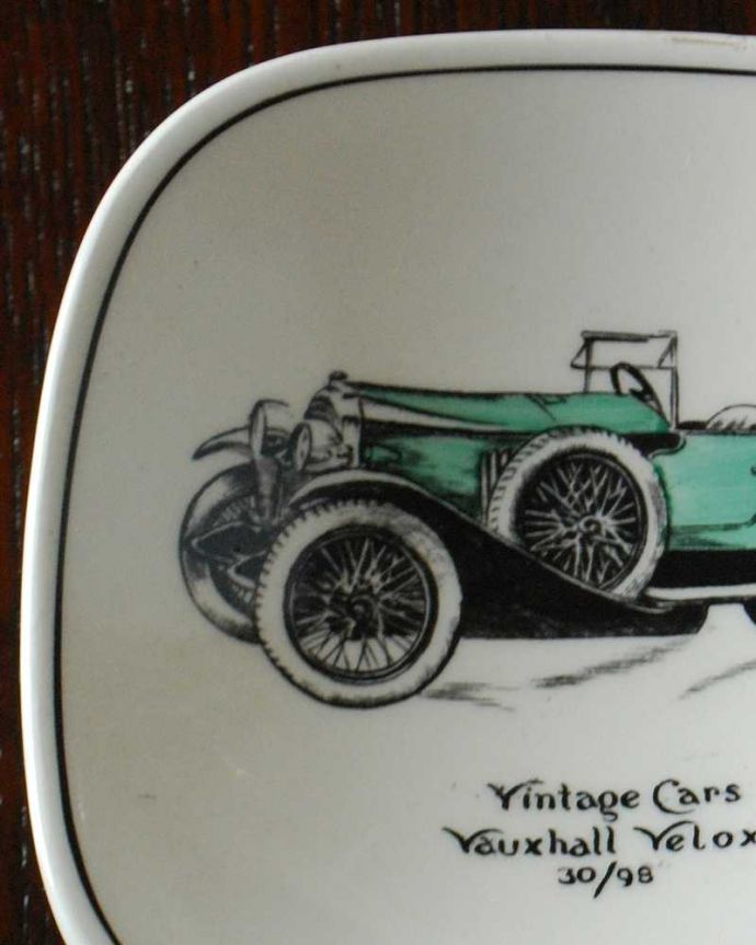 アンティーク 陶磁器の雑貨　アンティーク雑貨　グレイズポタリーのイギリスで見つけたアンティークピンディッシュ（VINTAGE CAR）。実用的にも飾っても使える華やなアンティークのプレートお料理を盛り付けるためだけのものではなく、お客様をもてなすために観賞用の目的もあったので、アンティークのプレートは、まるで絵画のように美しい模様なんです。(k-2949-z)