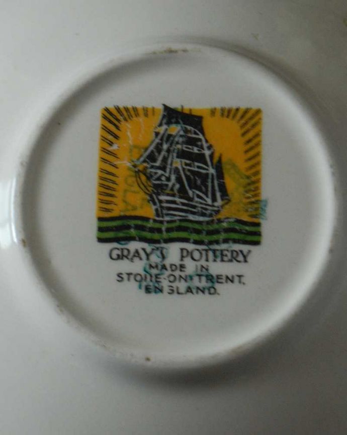 アンティーク 陶磁器の雑貨　アンティーク雑貨　グレイズポタリーのイギリスで見つけたアンティークピンディッシュ（VINTAGE CAR）。裏側には品質の証製造メーカー保証の意味がこもった窯印、ポーセリンマークがあります。(k-2949-z)