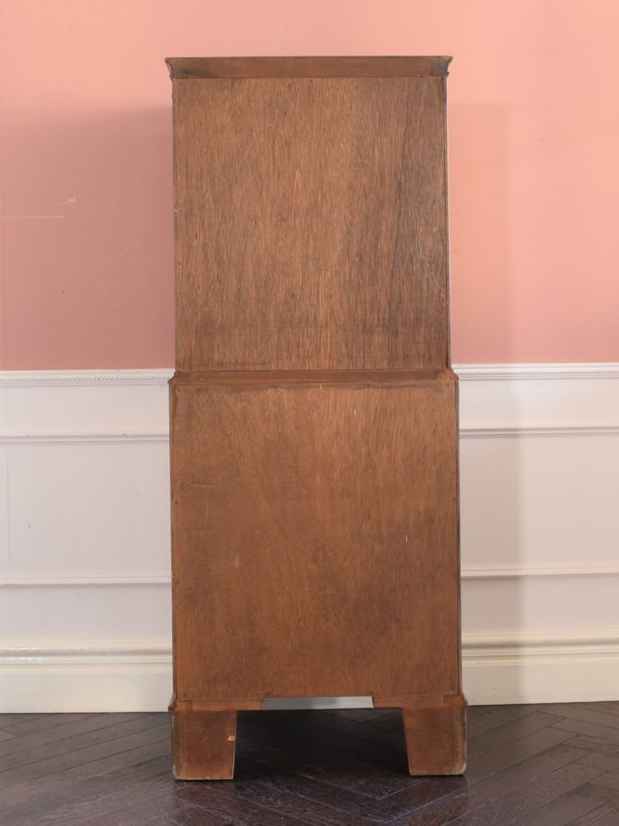 チェストの後ろ姿