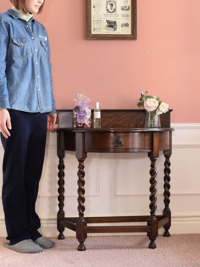 英国アンティークのコンソールテーブル