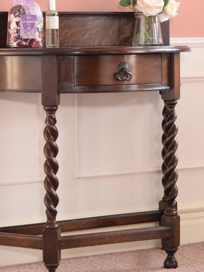 アンティーク家具らしさが漂うコンソールテーブル