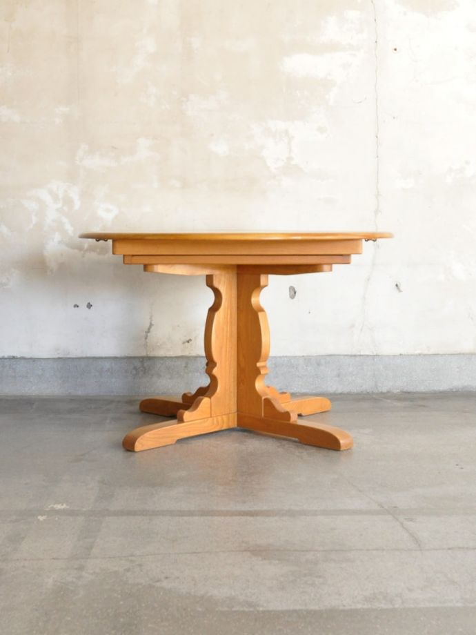 アーコールの伸長式テーブル