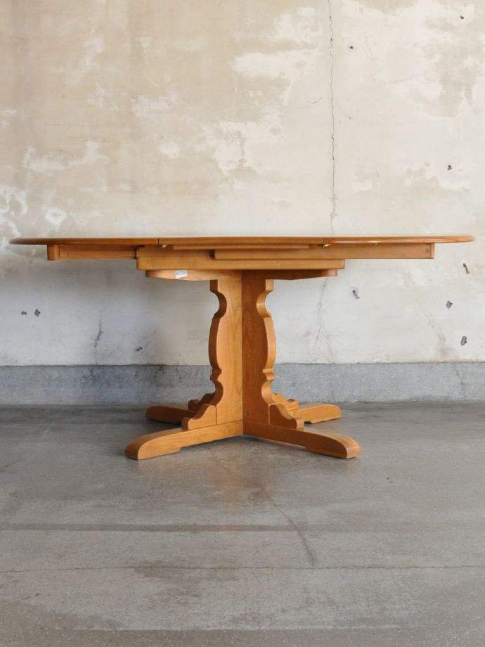 ダイニングテーブルの側面