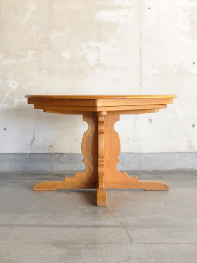 ビンテージテーブルの側面