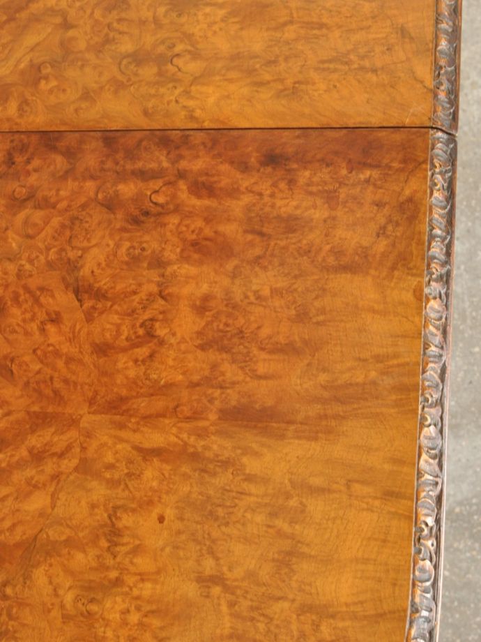 アンティークテーブルらしい木目