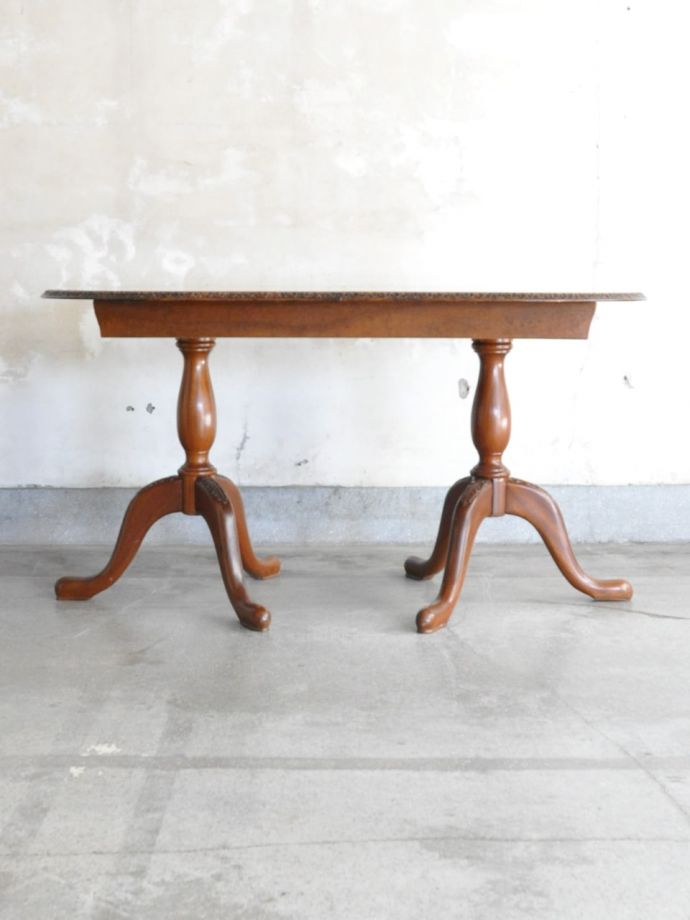 ダイニングテーブルの側面