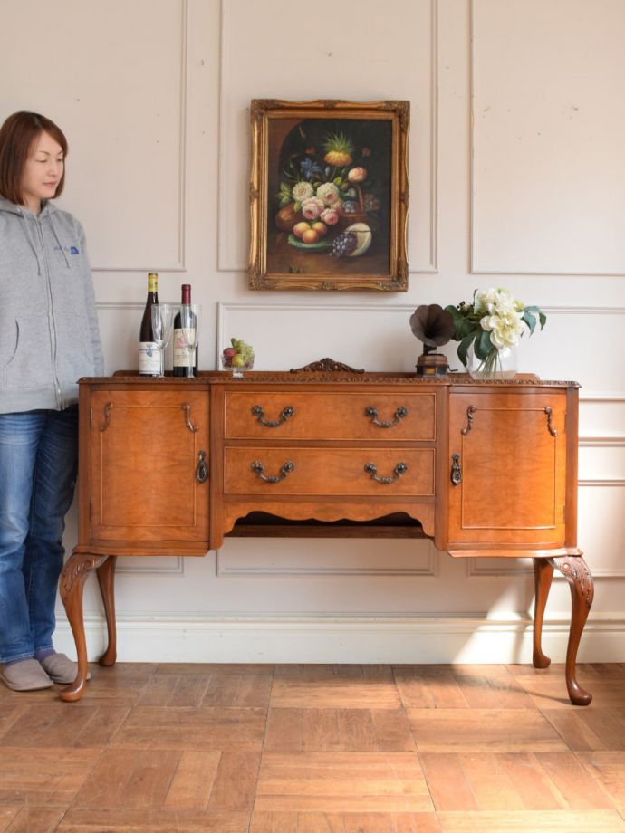 英国アンティークのサイドボード