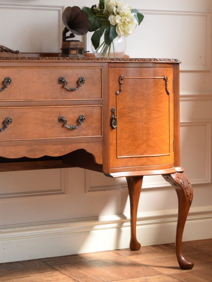 アンティーク家具らしい美しい杢目