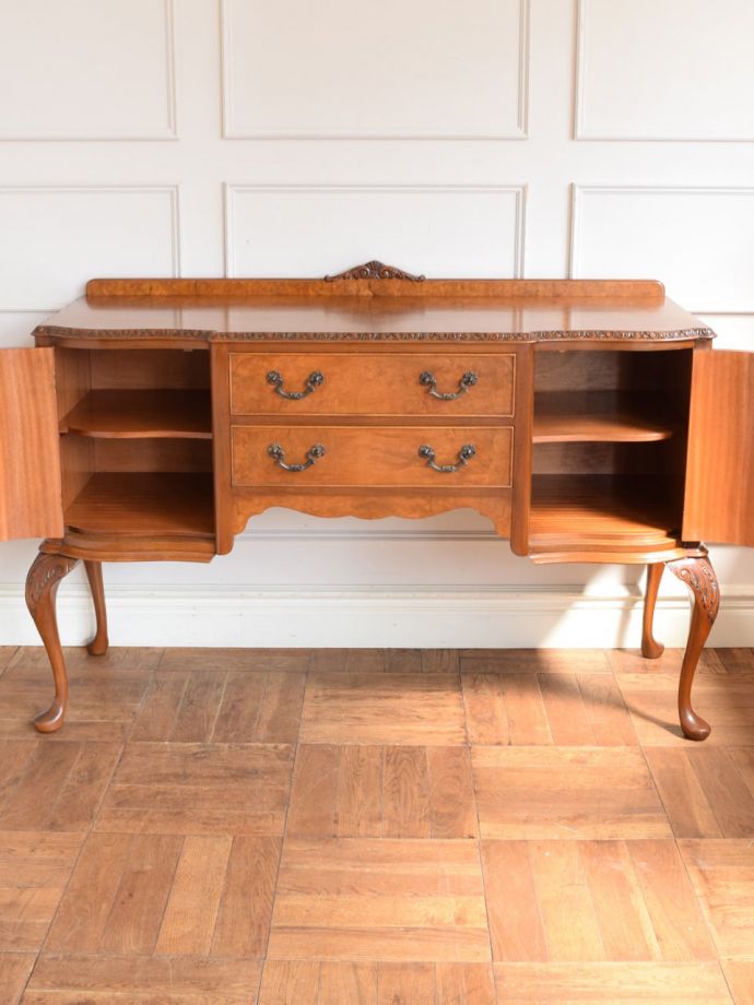 サイドボードの扉の中