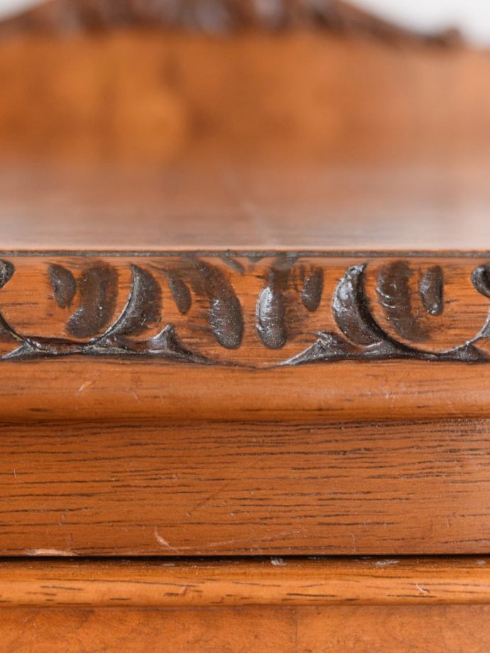 アンティーク家具らしい装飾