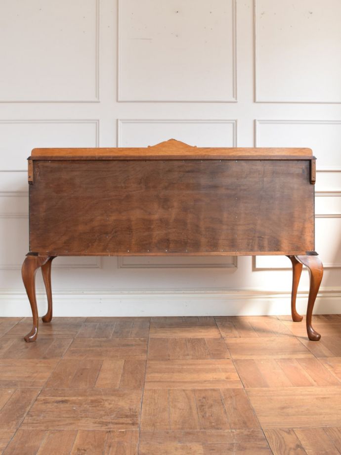 サイドボードの後ろ姿