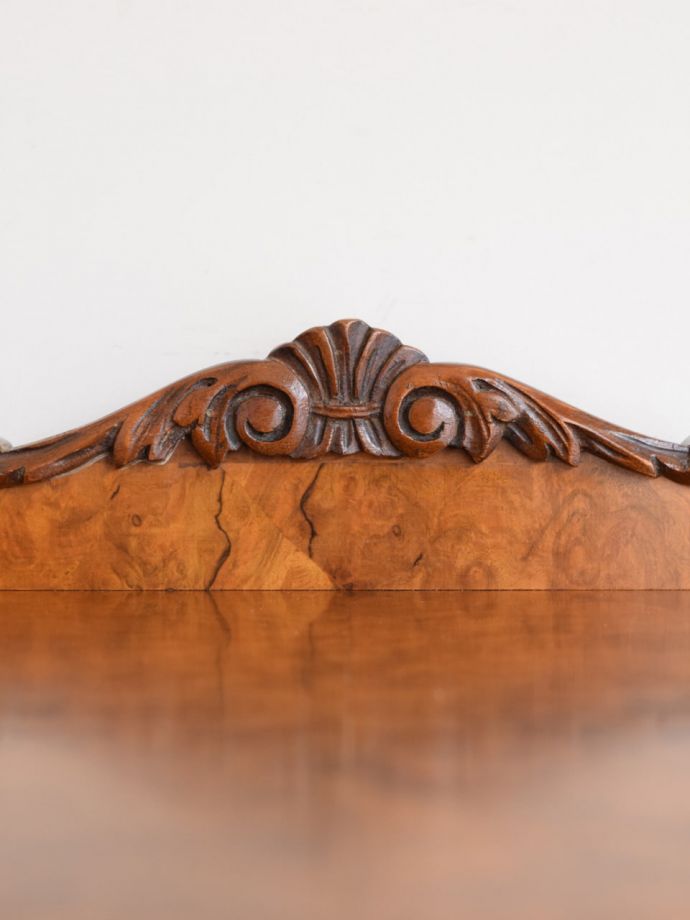 アンティーク家具らしい装飾