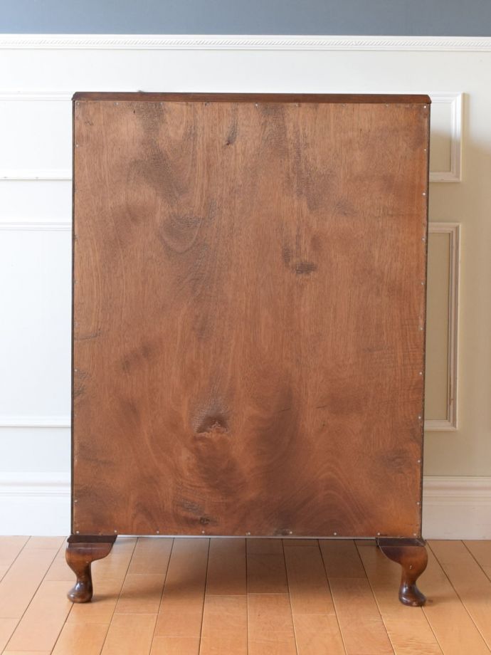 チェストの後ろ姿