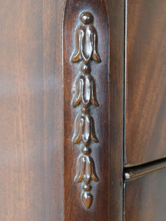 アンティーク家具らしい装飾
