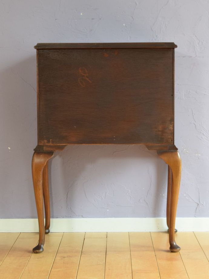 チェストの後ろ姿