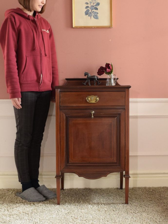 英国アンティークのキャビネット