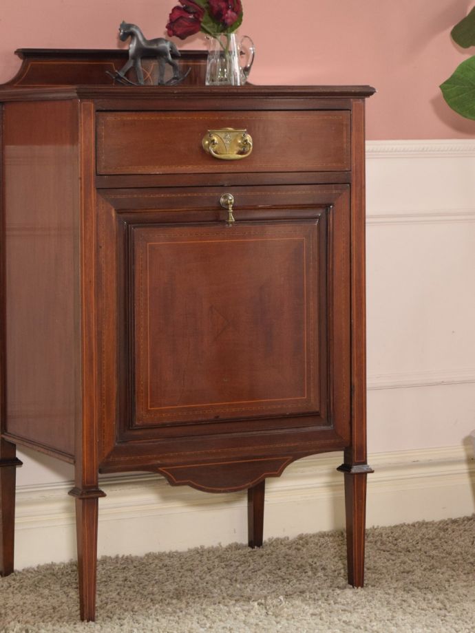 アンティーク家具らしさが漂うキャビネット