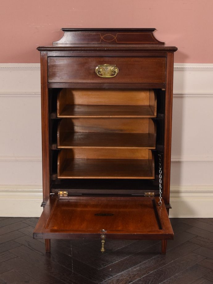 アンティークキャビネット扉の中