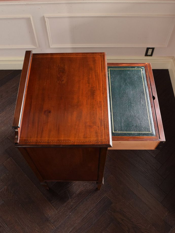 アンティークのキャビネットの天板