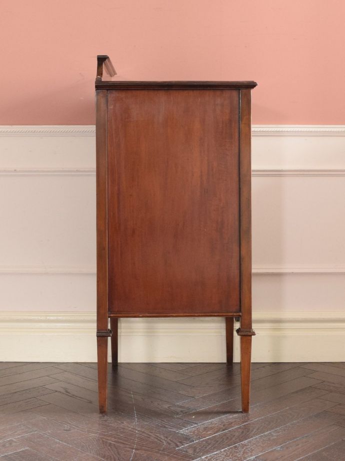 キャビネットの側面