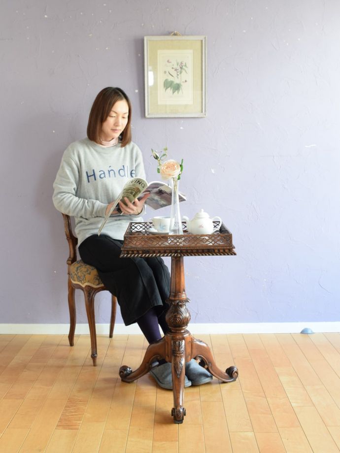 アンティークのワインテーブル