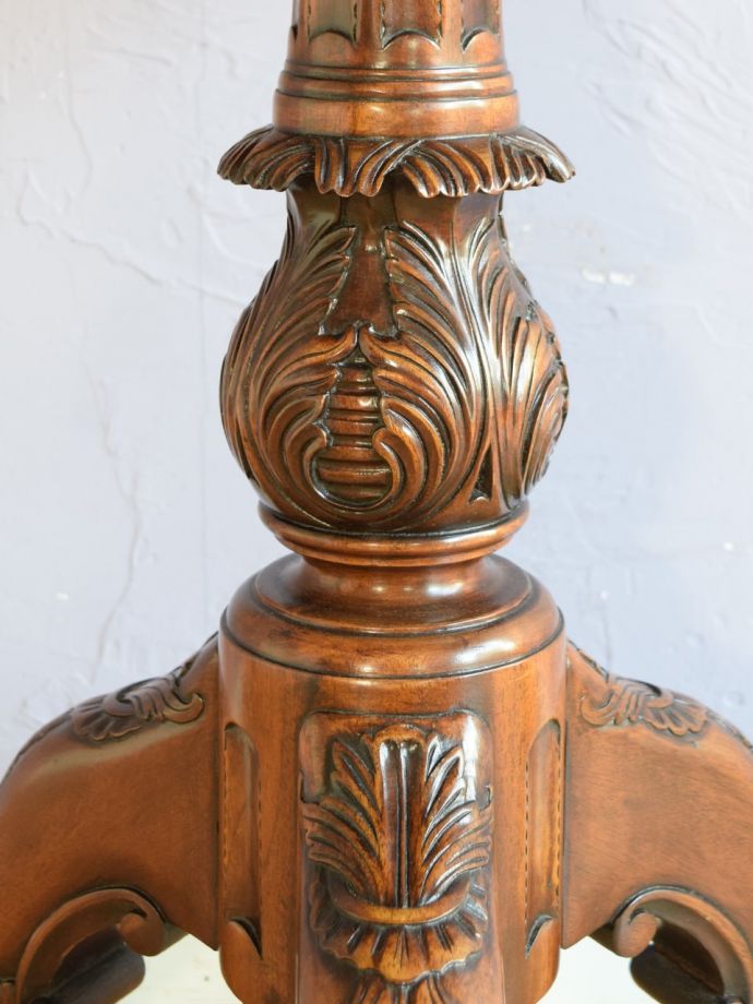 英国アンティーク家具らしい装飾