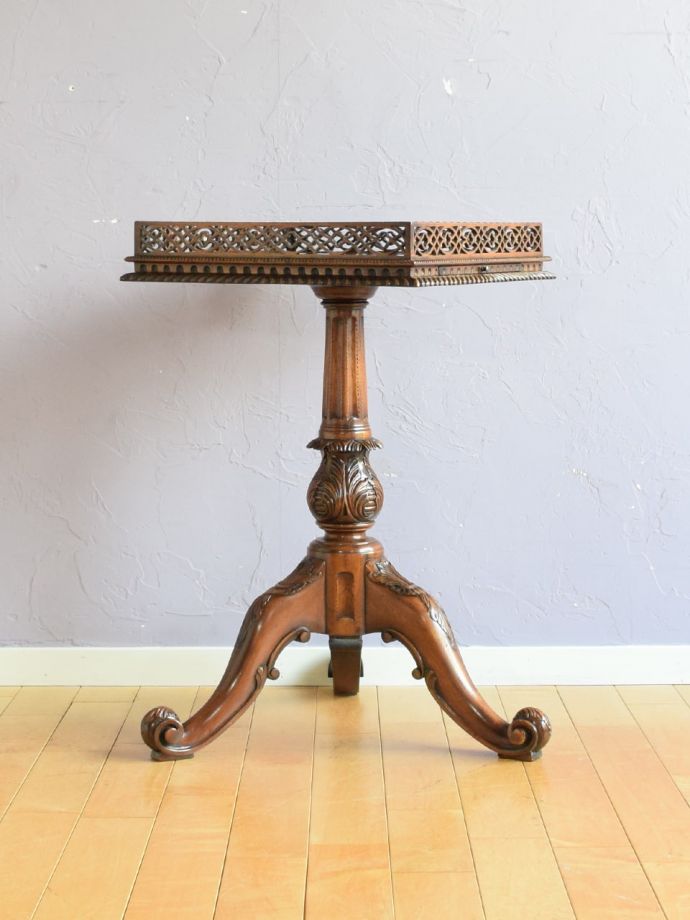 アンティークテーブルの側面