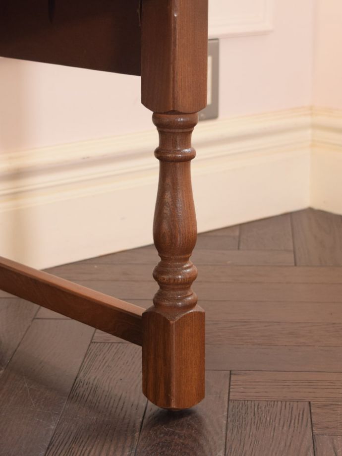 アーコールのテーブルの脚