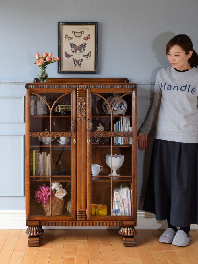 英国アンティークのガラスキャビネット