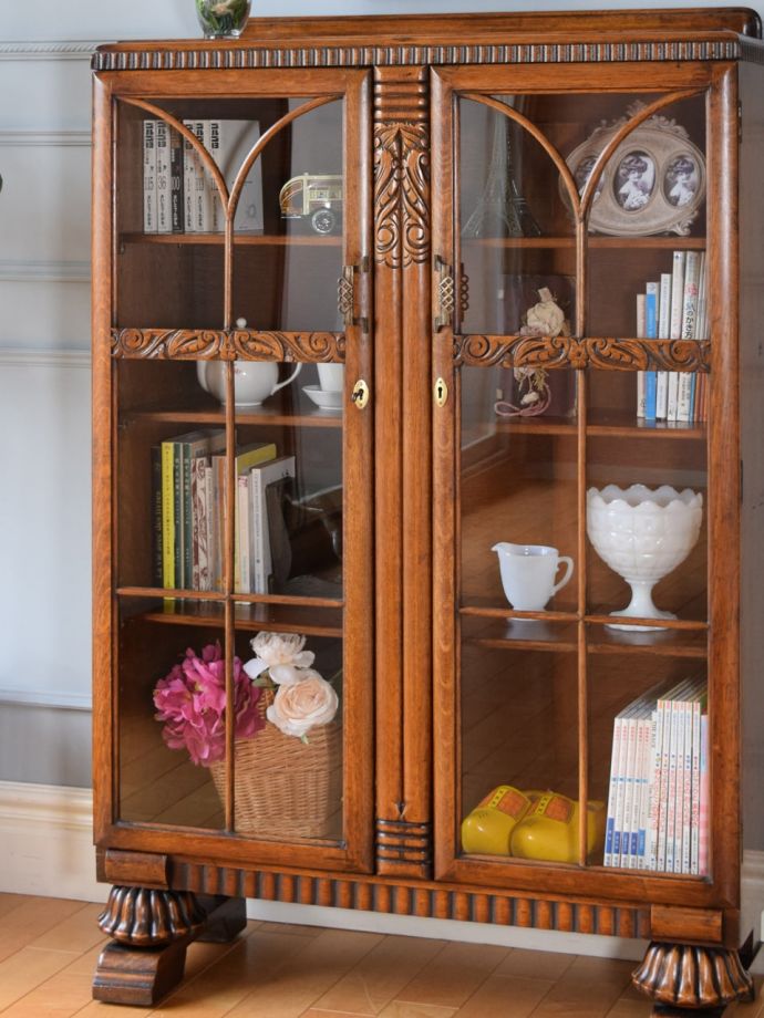 ガラス扉のおしゃれなキャビネット