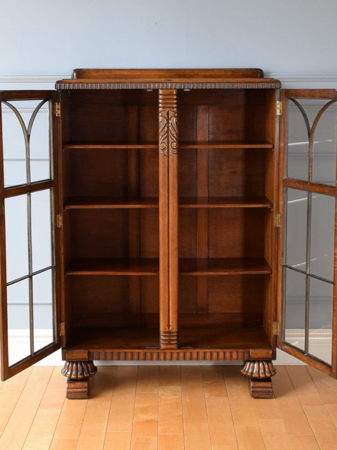 ガラスキャビネットの扉の中