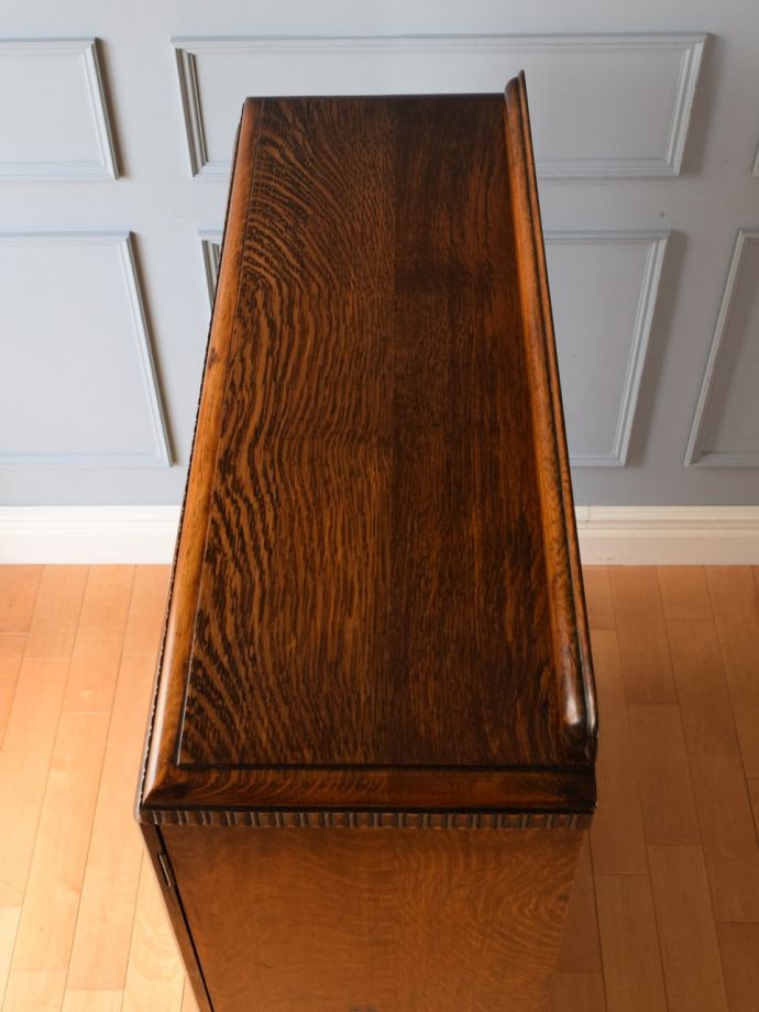 アンティークキャビネットの天板