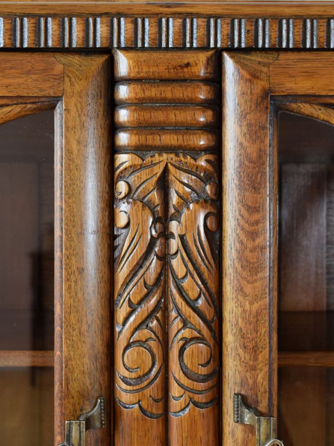 ガラスキャビネットの装飾