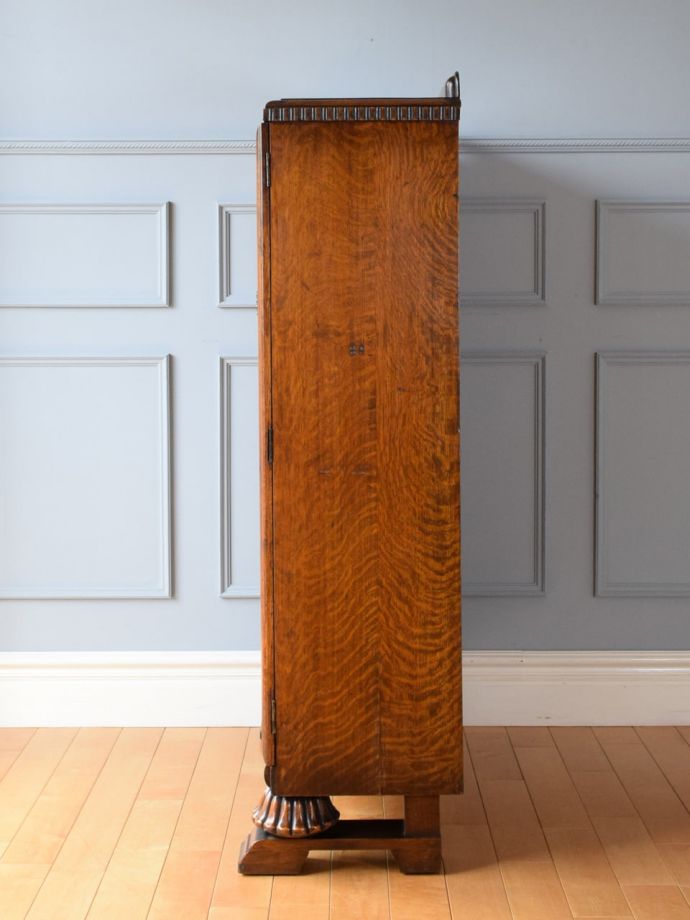 ガラスキャビネットの側面