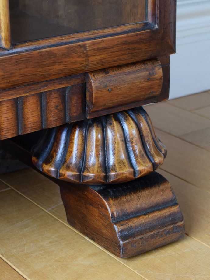 アンティークキャビネットの脚