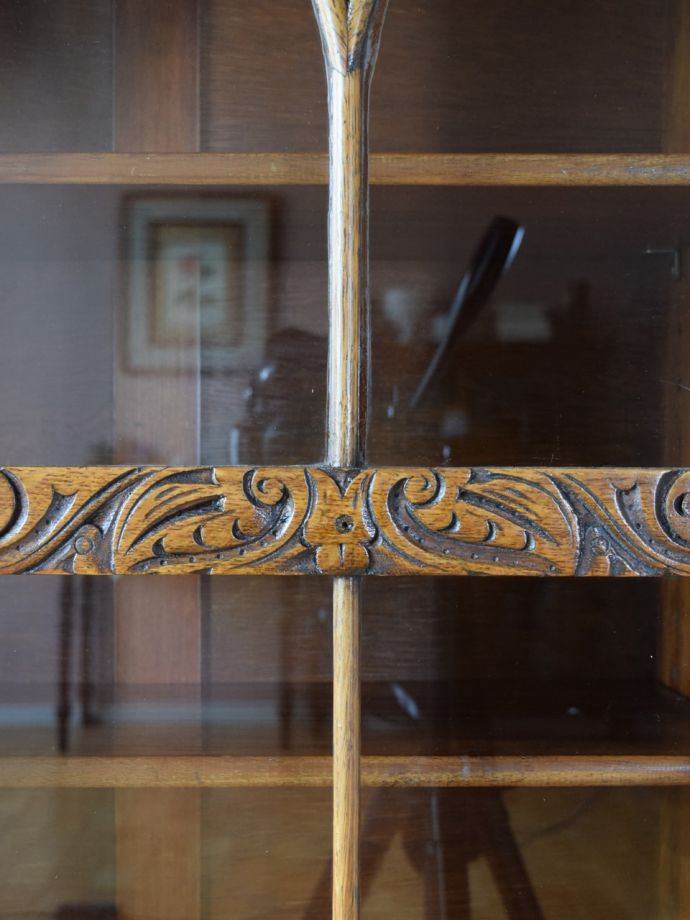 英国アンティーク家具らしい装飾