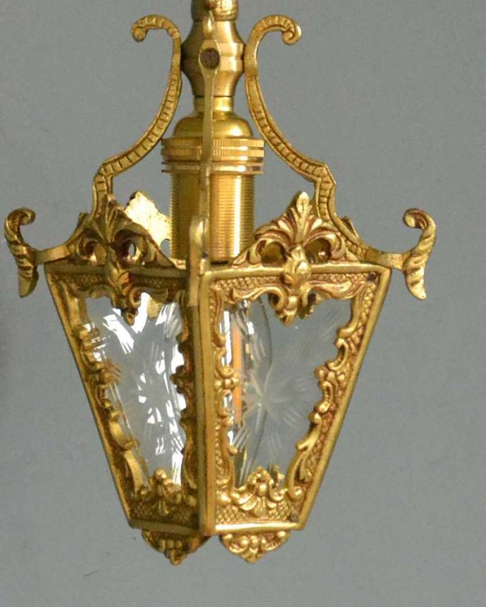 壁付けブラケット　照明・ライティング　真鍮細工もガラスの模様も美しいアンティーク壁付けウォールランプ（Ｅ17シャンデリア球付）。。(k-2961-z)