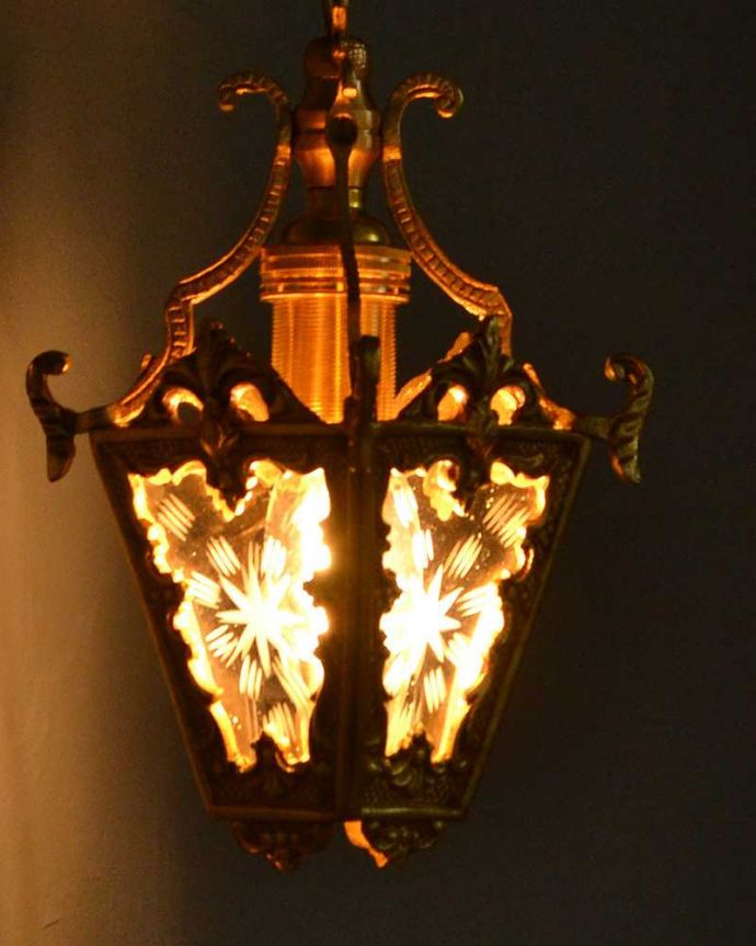 壁付けブラケット　照明・ライティング　真鍮細工もガラスの模様も美しいアンティーク壁付けウォールランプ（Ｅ17シャンデリア球付）。。(k-2961-z)