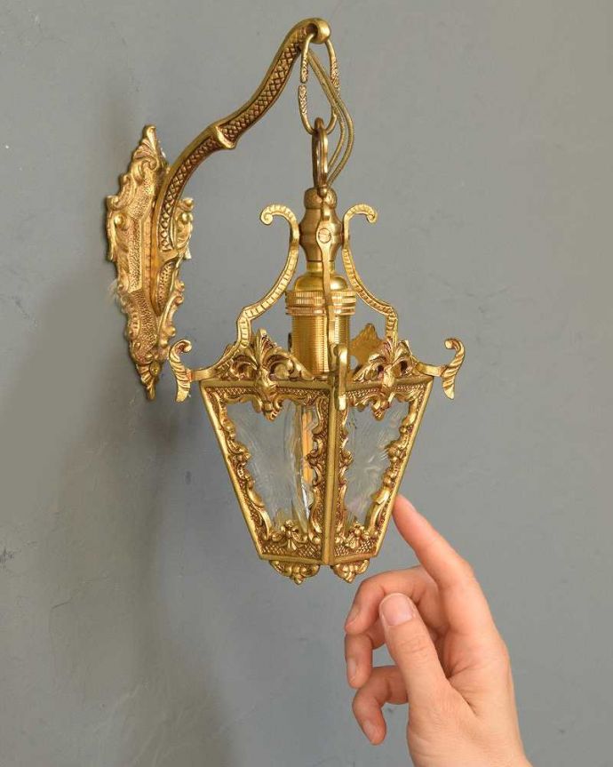 壁付けブラケット　照明・ライティング　真鍮細工もガラスの模様も美しいアンティーク壁付けウォールランプ（Ｅ17シャンデリア球付）。。(k-2961-z)