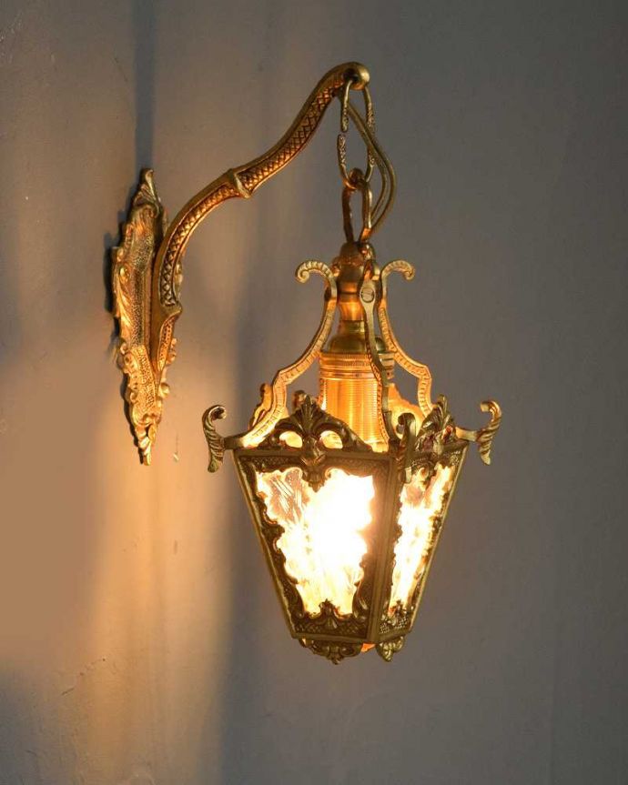 壁付けブラケット　照明・ライティング　真鍮細工もガラスの模様も美しいアンティーク壁付けウォールランプ（Ｅ17シャンデリア球付）。。(k-2961-z)
