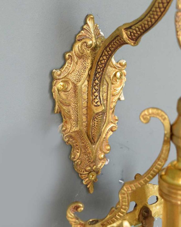 壁付けブラケット　照明・ライティング　真鍮細工もガラスの模様も美しいアンティーク壁付けウォールランプ（Ｅ17シャンデリア球付）。。(k-2961-z)