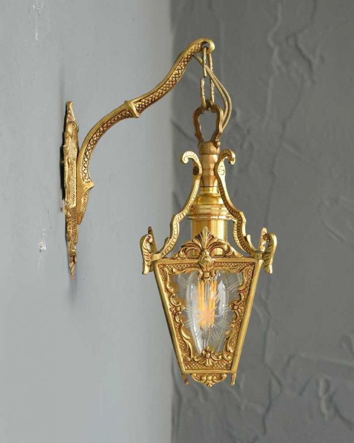壁付けブラケット　照明・ライティング　真鍮細工もガラスの模様も美しいアンティーク壁付けウォールランプ（Ｅ17シャンデリア球付）。。(k-2961-z)