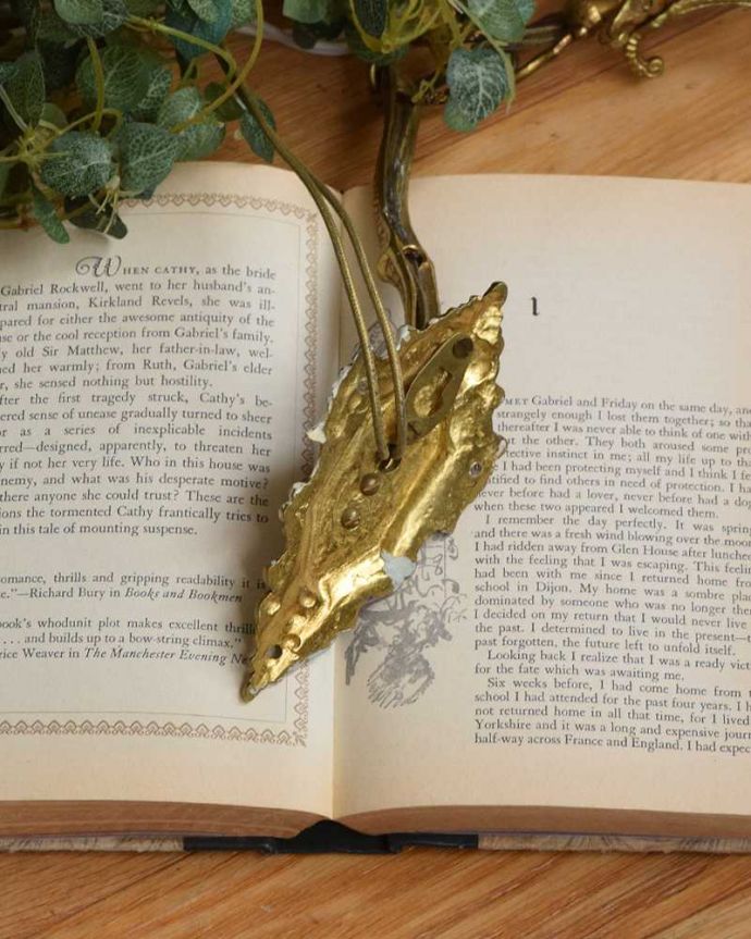 壁付けブラケット　照明・ライティング　真鍮細工もガラスの模様も美しいアンティーク壁付けウォールランプ（Ｅ17シャンデリア球付）。。(k-2961-z)