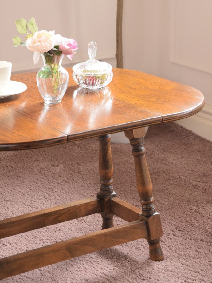 伸長式のおしゃれなアンティークテーブル