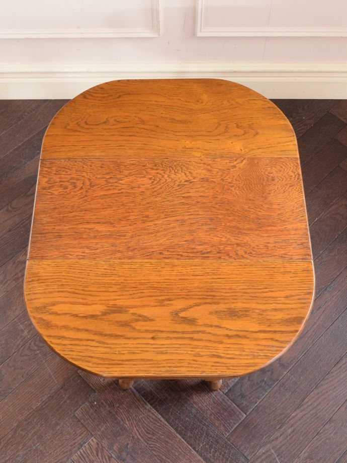 天板を広げた折り畳みテーブル